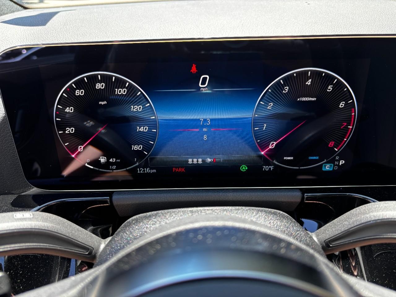 Mercedes-Benz GLA Vehicle Full-screen Gallery Image 24