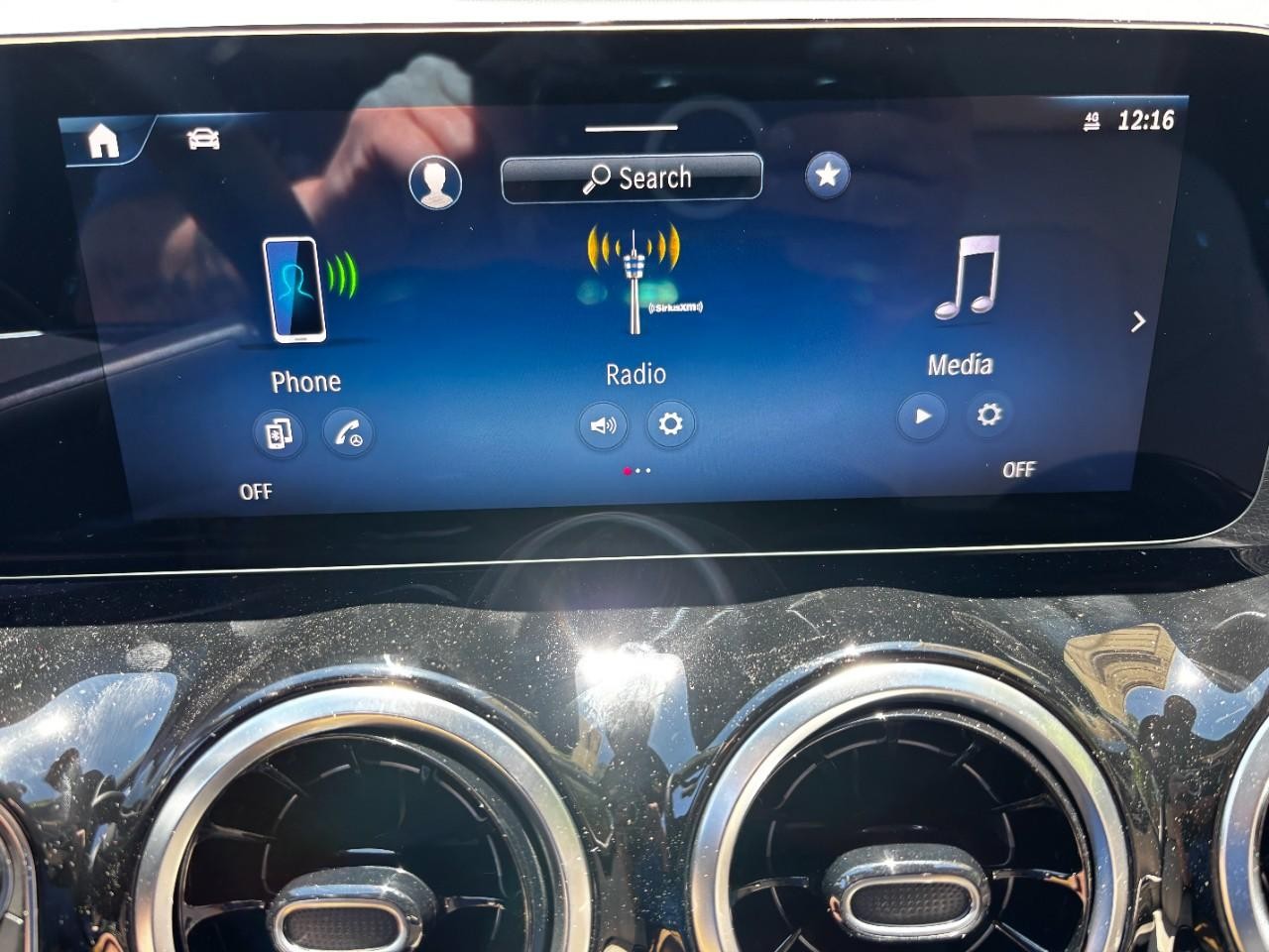 Mercedes-Benz GLA Vehicle Full-screen Gallery Image 25