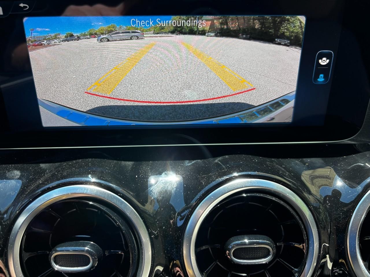 Mercedes-Benz GLA Vehicle Full-screen Gallery Image 26