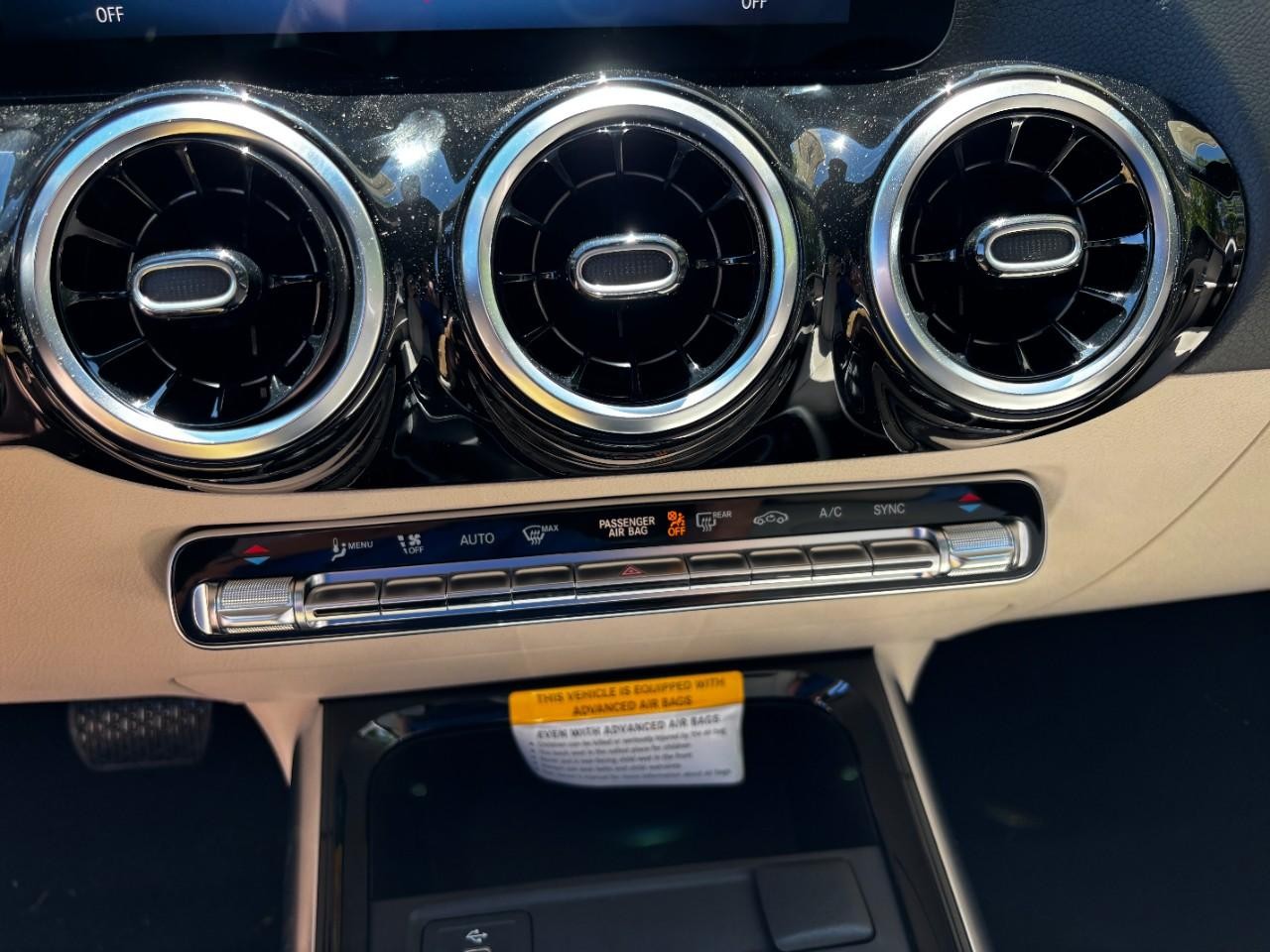 Mercedes-Benz GLA Vehicle Full-screen Gallery Image 27