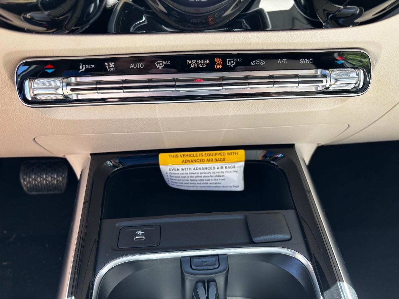 Mercedes-Benz GLA Vehicle Full-screen Gallery Image 28