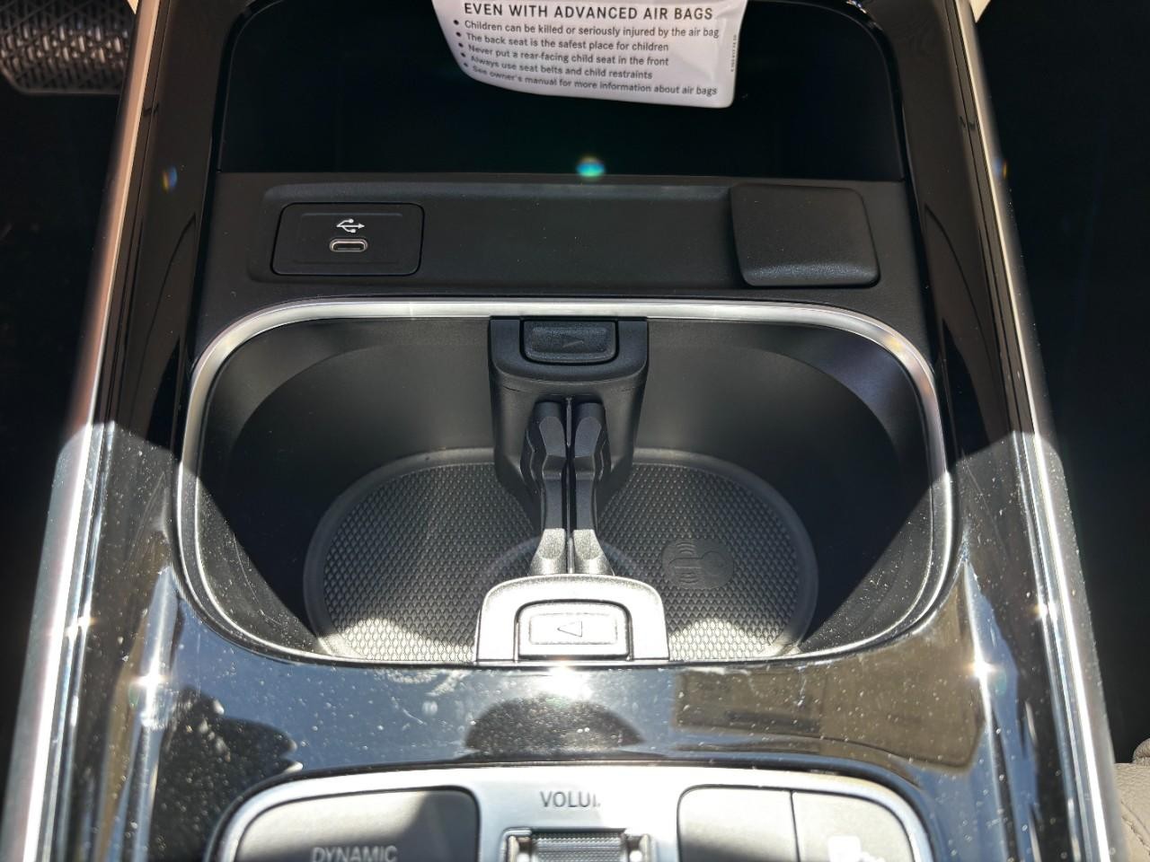 Mercedes-Benz GLA Vehicle Full-screen Gallery Image 29