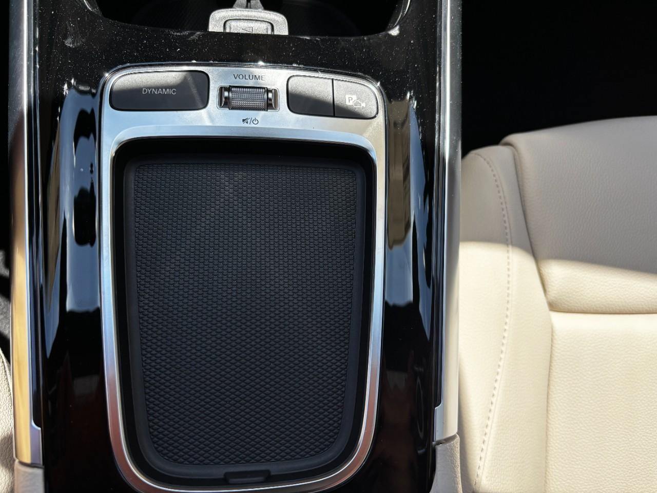 Mercedes-Benz GLA Vehicle Full-screen Gallery Image 30