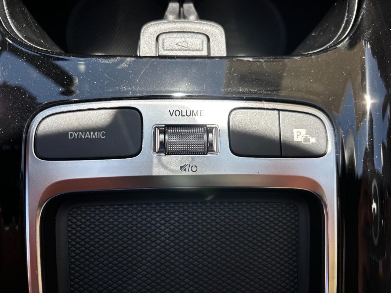 Mercedes-Benz GLA Vehicle Full-screen Gallery Image 31