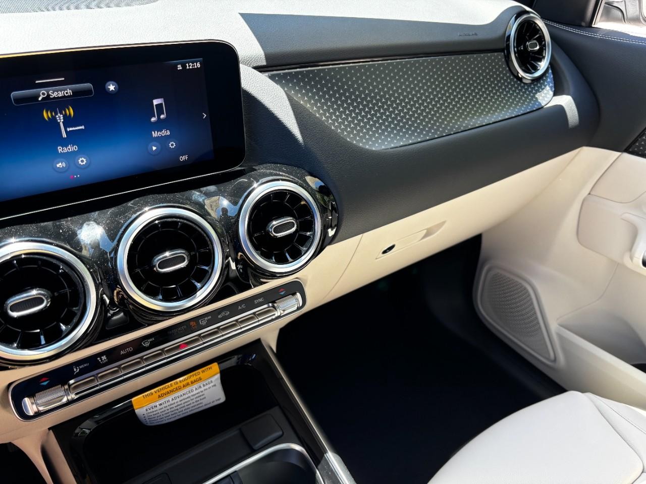 Mercedes-Benz GLA Vehicle Full-screen Gallery Image 32