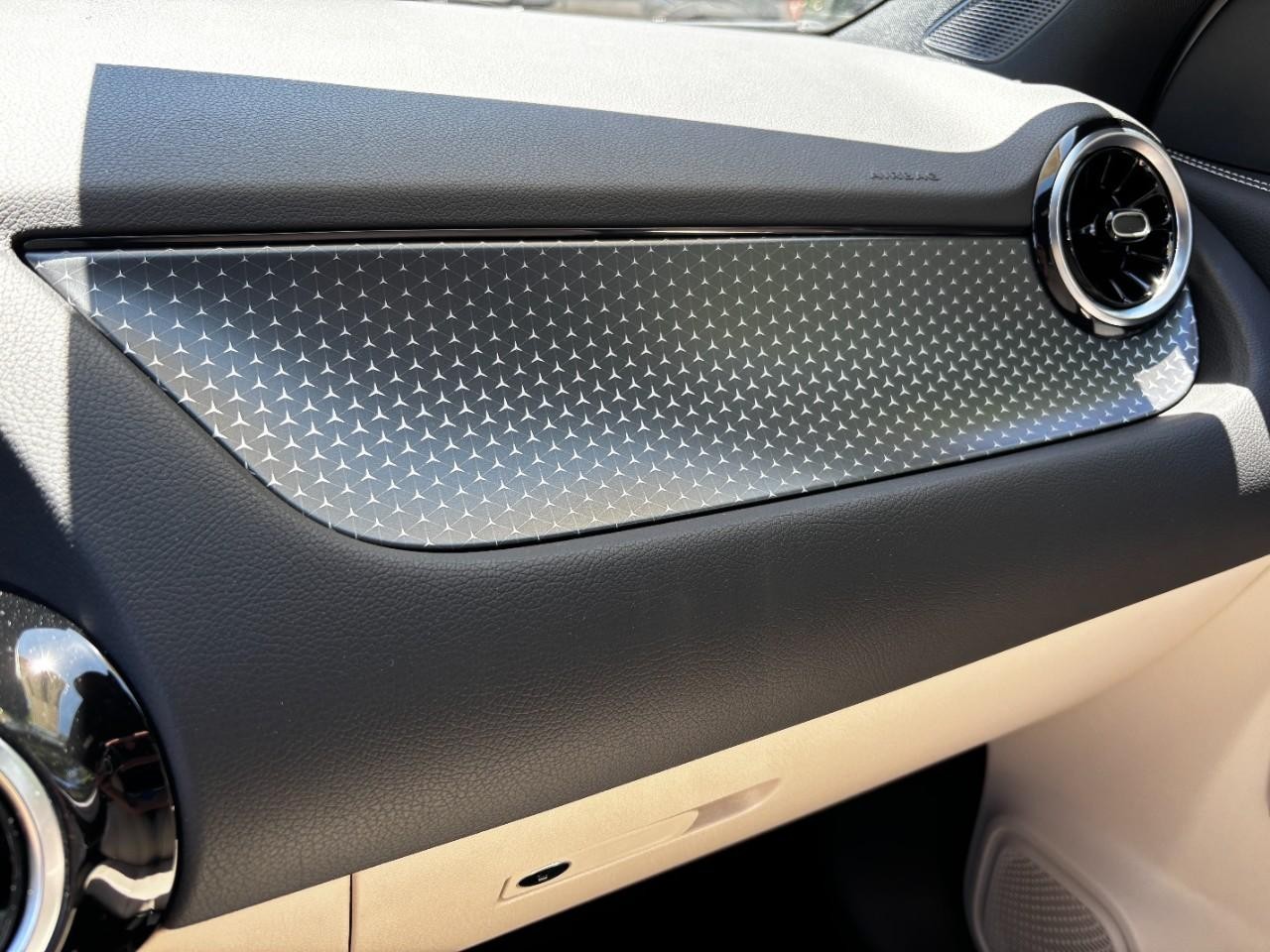 Mercedes-Benz GLA Vehicle Full-screen Gallery Image 33