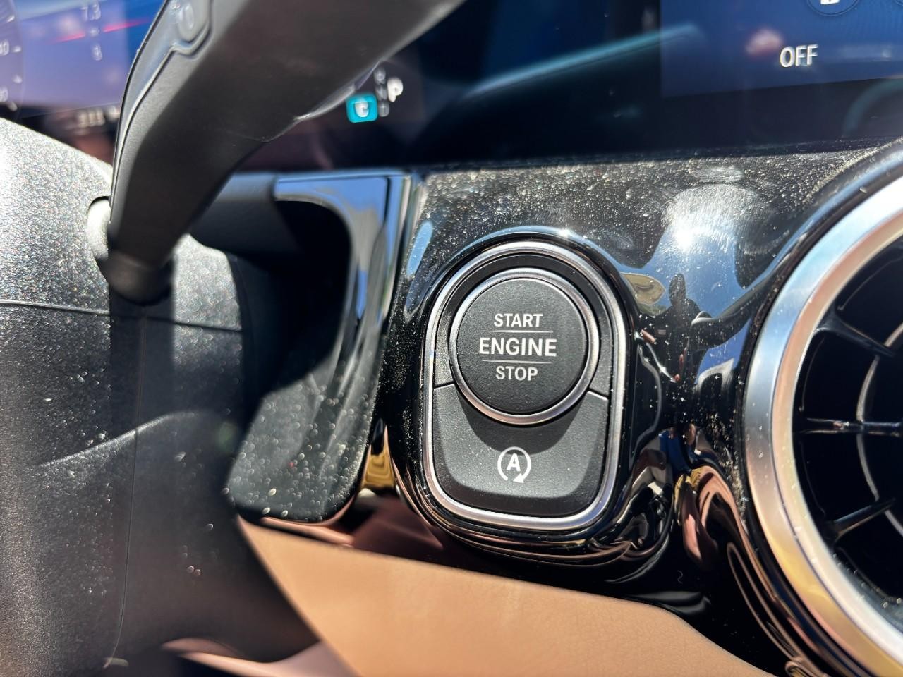 Mercedes-Benz GLA Vehicle Full-screen Gallery Image 34