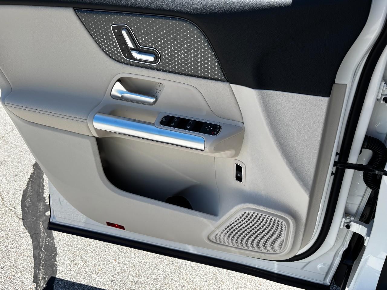 Mercedes-Benz GLA Vehicle Full-screen Gallery Image 35