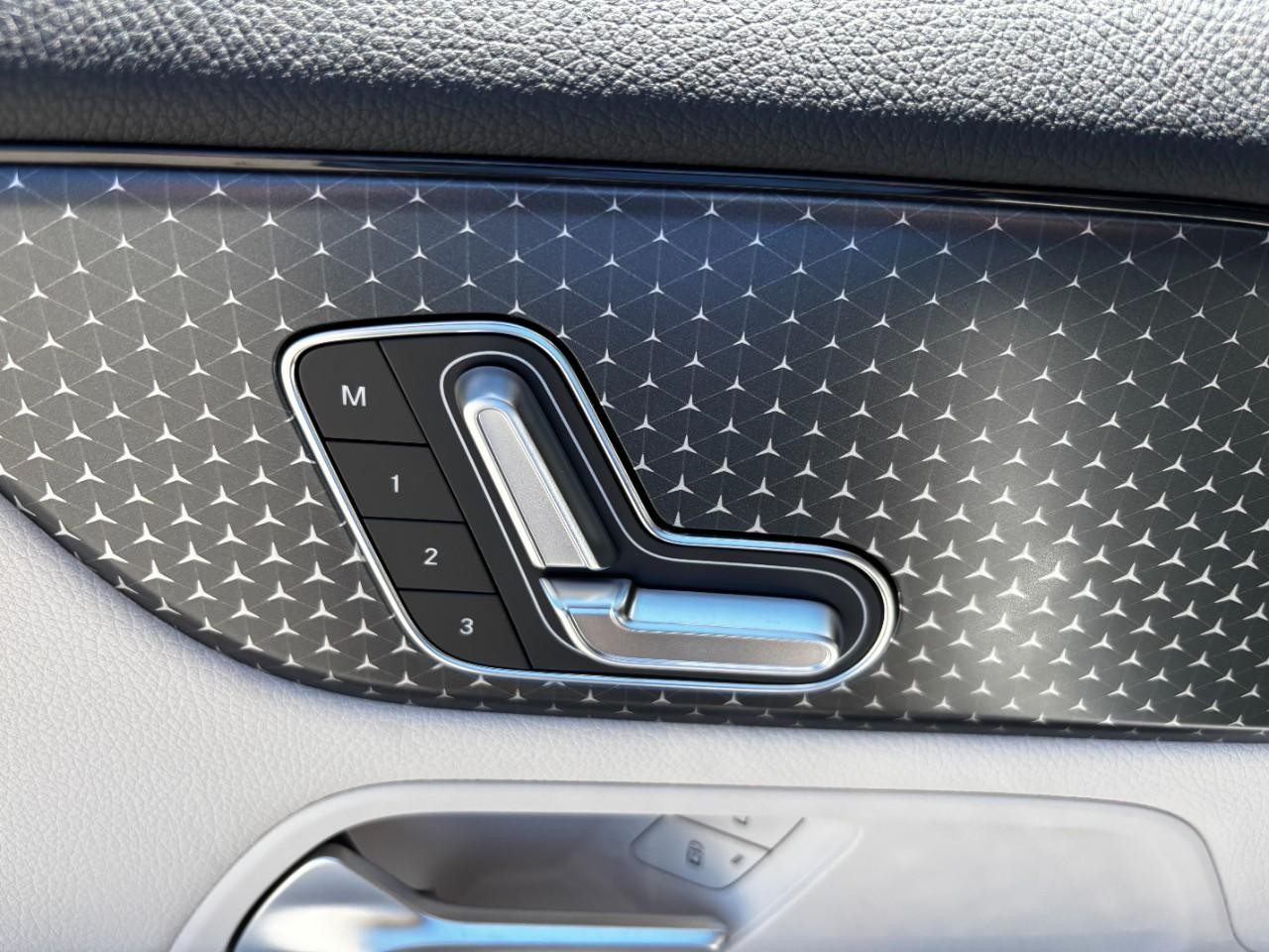 Mercedes-Benz GLA Vehicle Full-screen Gallery Image 36