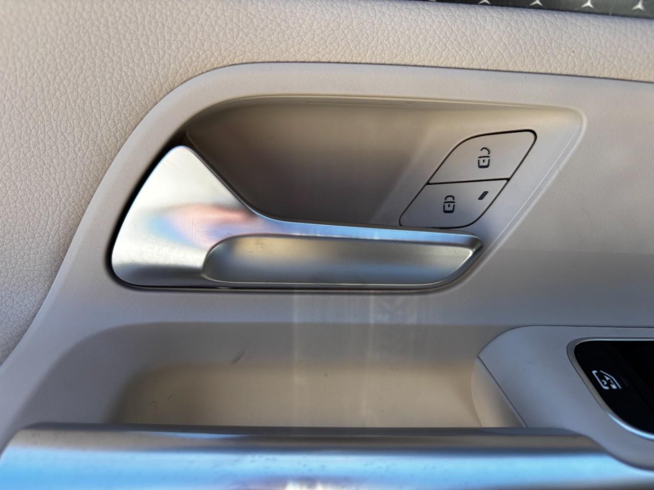 Mercedes-Benz GLA Vehicle Full-screen Gallery Image 37