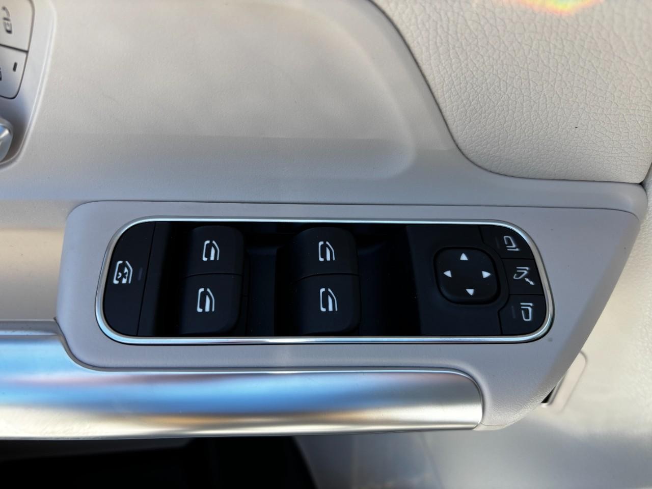 Mercedes-Benz GLA Vehicle Full-screen Gallery Image 38