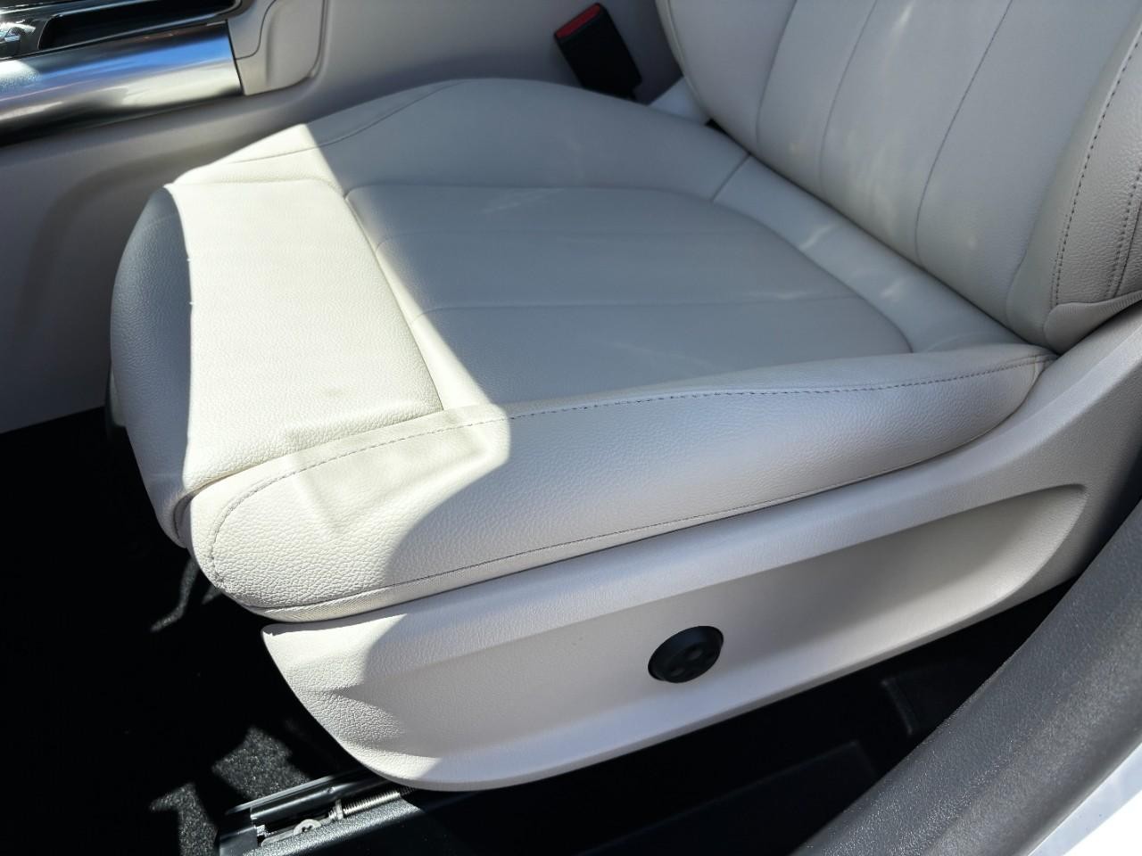 Mercedes-Benz GLA Vehicle Full-screen Gallery Image 39