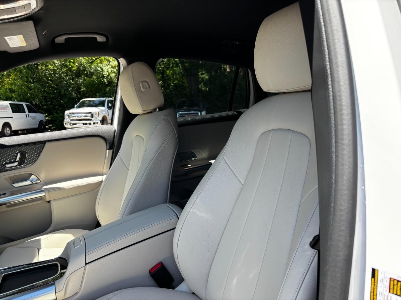 Mercedes-Benz GLA Vehicle Full-screen Gallery Image 40