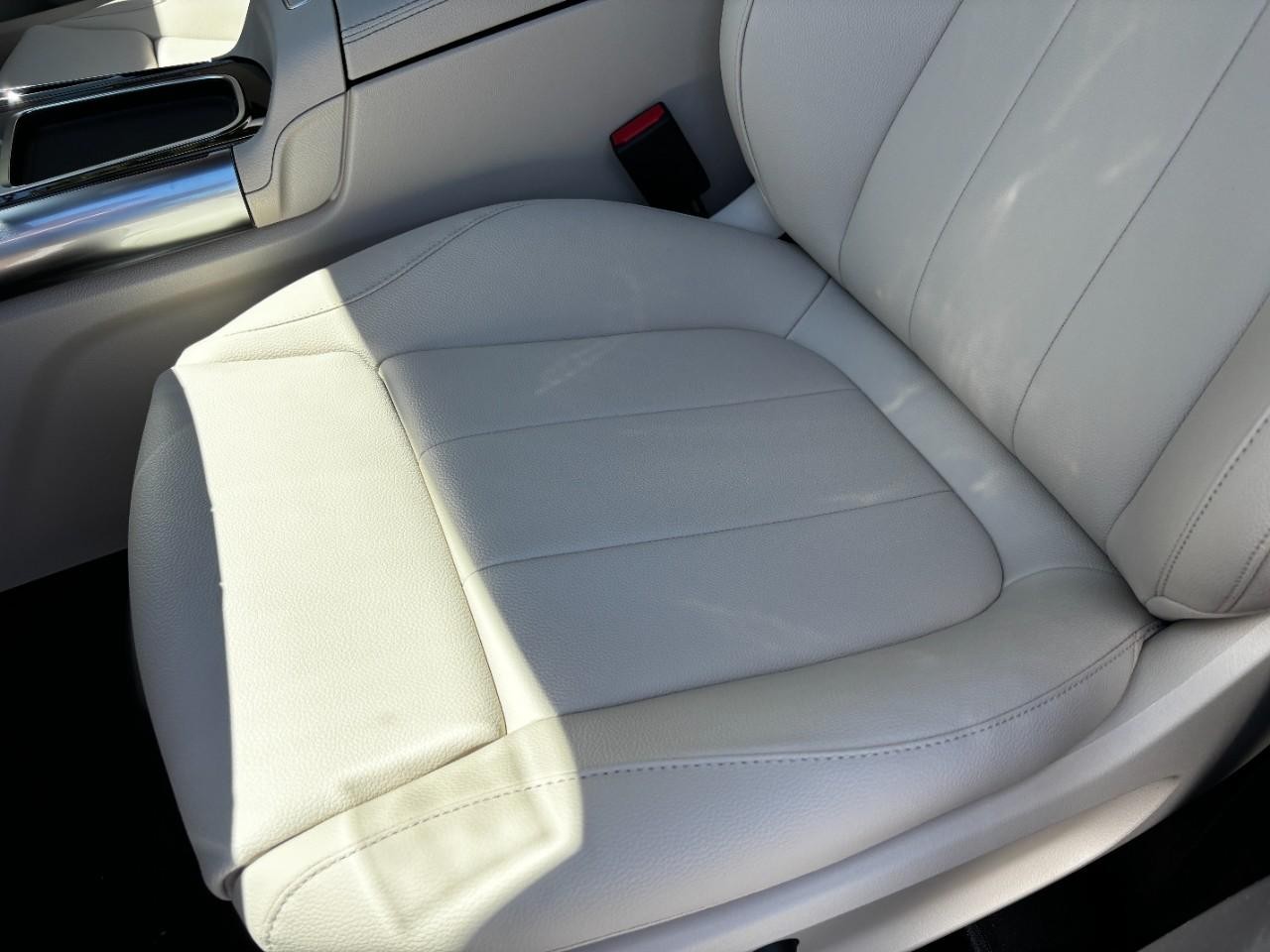 Mercedes-Benz GLA Vehicle Full-screen Gallery Image 41