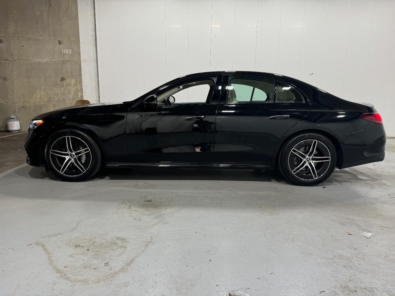 Mercedes-Benz E-Class Vehicle Full-screen Gallery Image 2