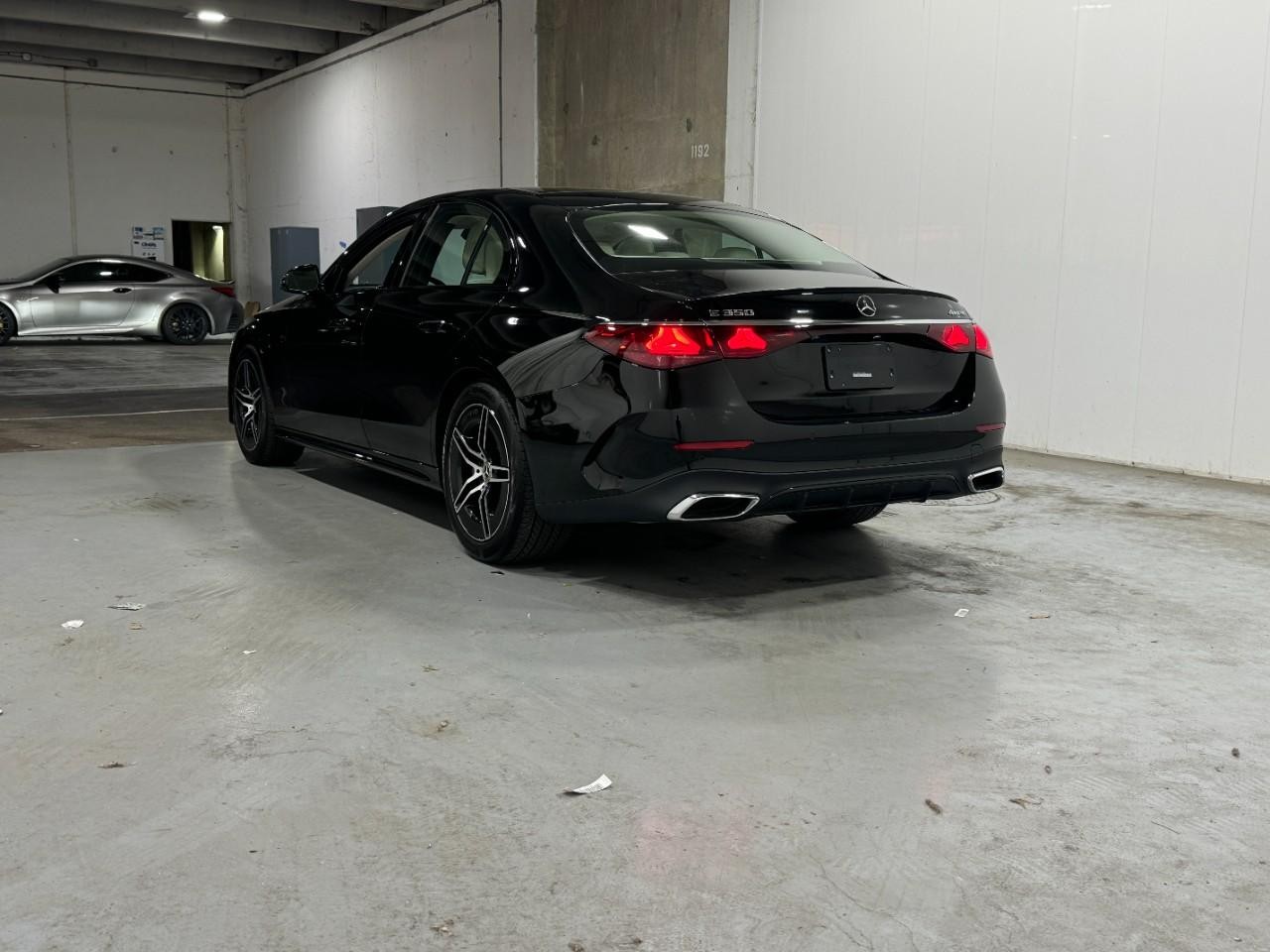 Mercedes-Benz E-Class Vehicle Full-screen Gallery Image 3