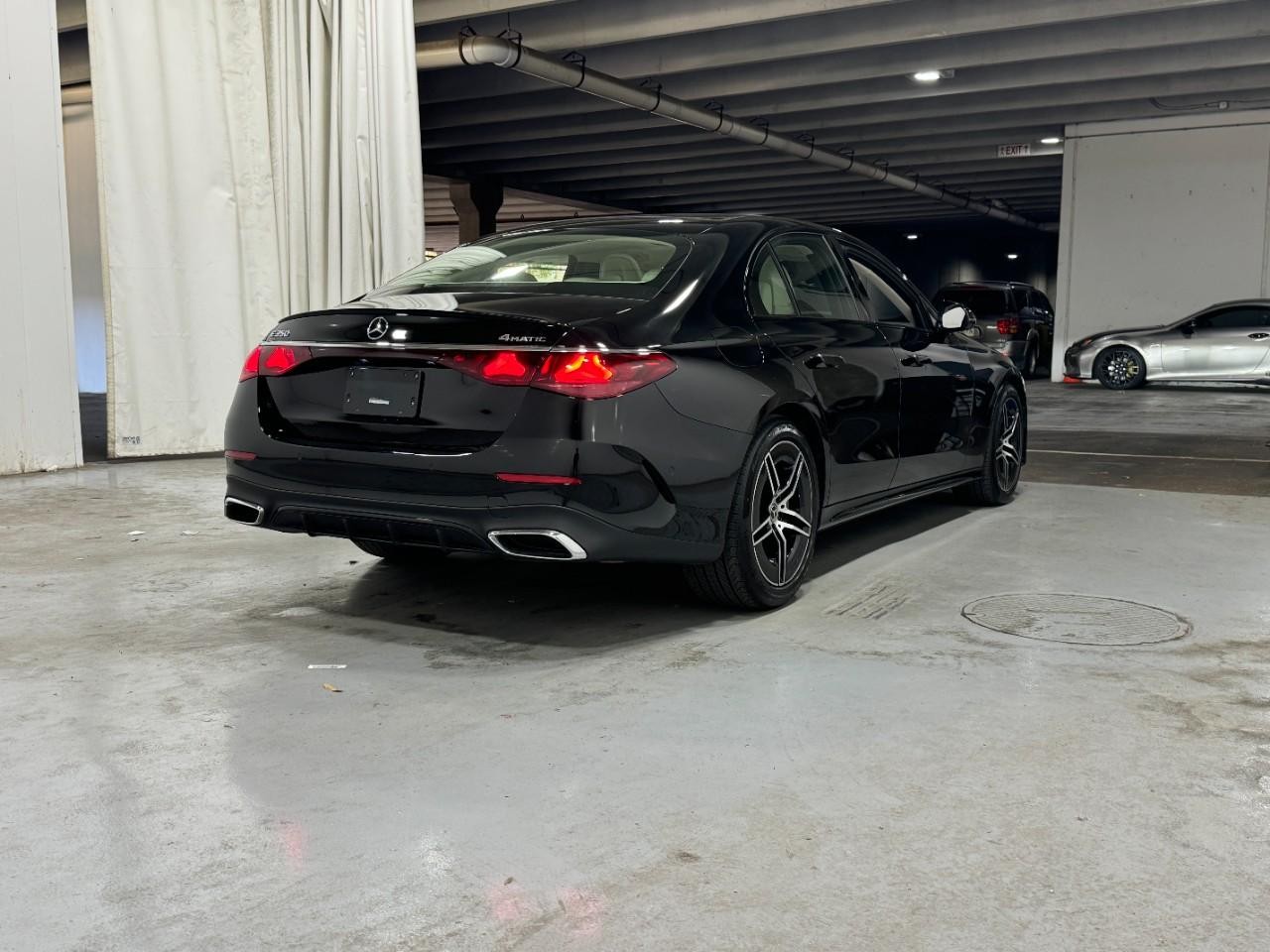 Mercedes-Benz E-Class Vehicle Full-screen Gallery Image 4