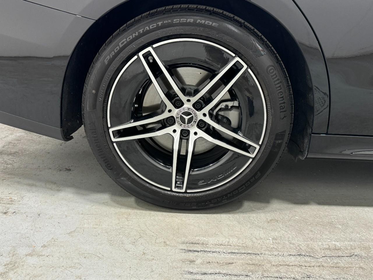 Mercedes-Benz E-Class Vehicle Full-screen Gallery Image 5