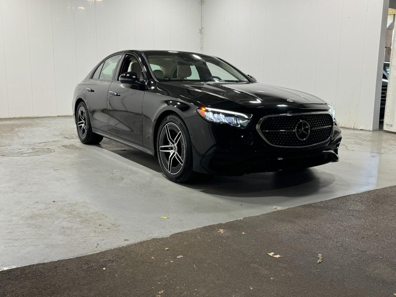 Mercedes-Benz E-Class Vehicle Full-screen Gallery Image 6