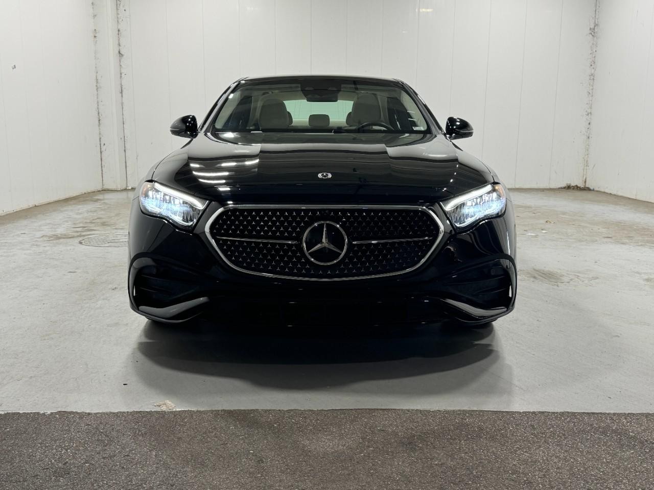 Mercedes-Benz E-Class Vehicle Full-screen Gallery Image 7