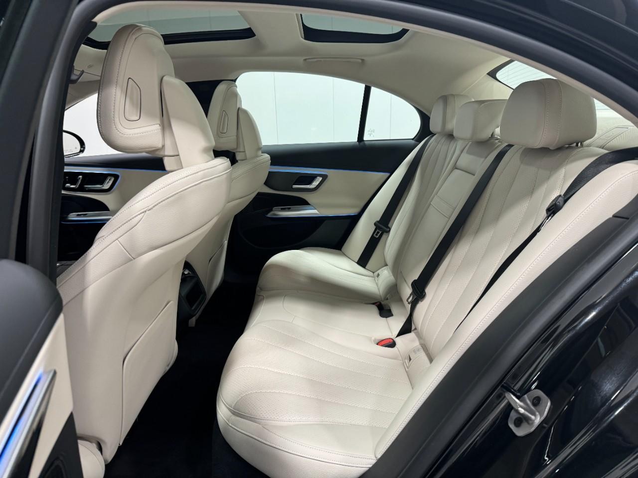 Mercedes-Benz E-Class Vehicle Full-screen Gallery Image 8