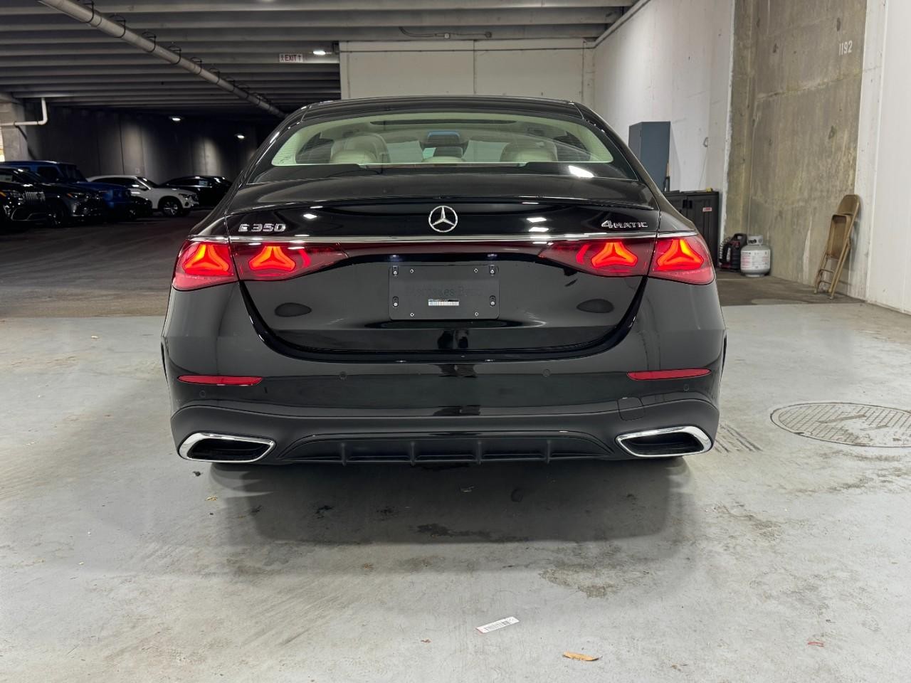 Mercedes-Benz E-Class Vehicle Full-screen Gallery Image 9