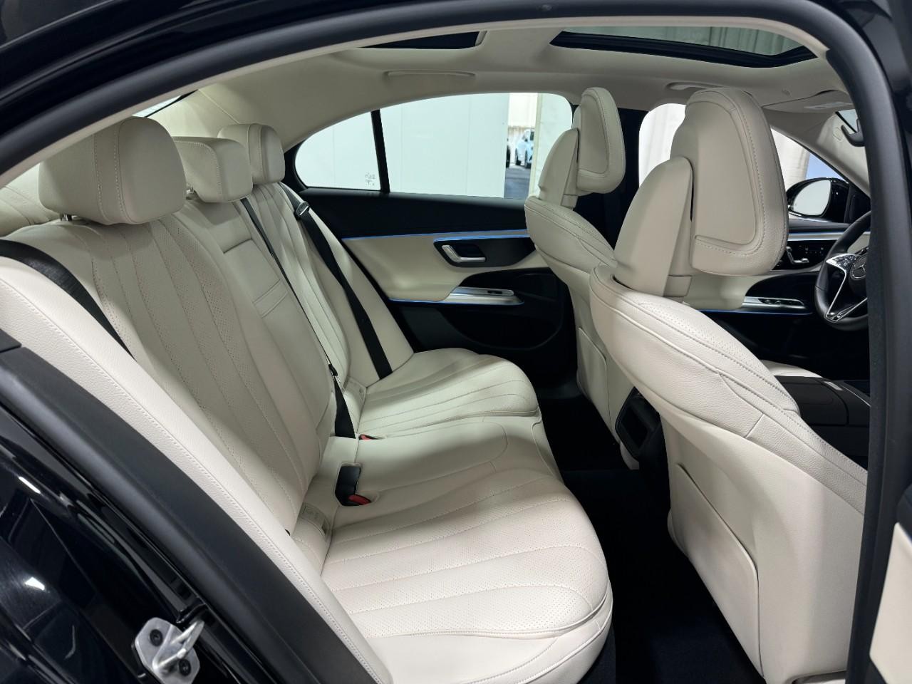 Mercedes-Benz E-Class Vehicle Full-screen Gallery Image 10