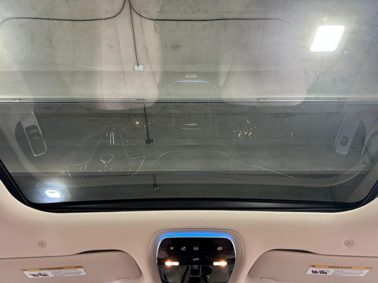 Mercedes-Benz E-Class Vehicle Full-screen Gallery Image 11