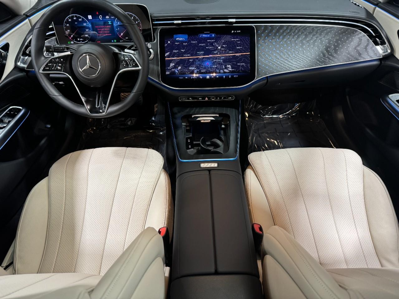 Mercedes-Benz E-Class Vehicle Full-screen Gallery Image 12