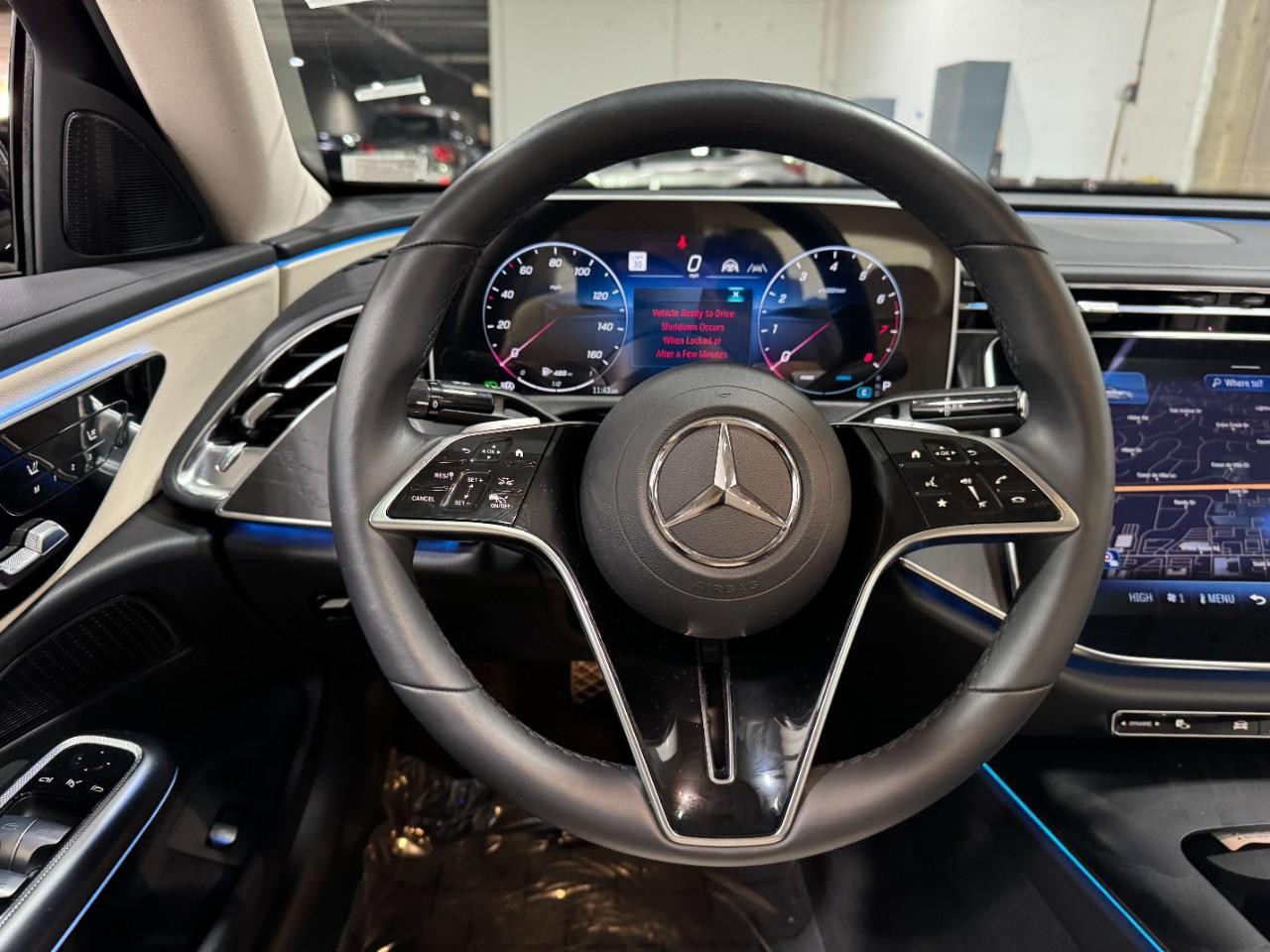 Mercedes-Benz E-Class Vehicle Full-screen Gallery Image 13