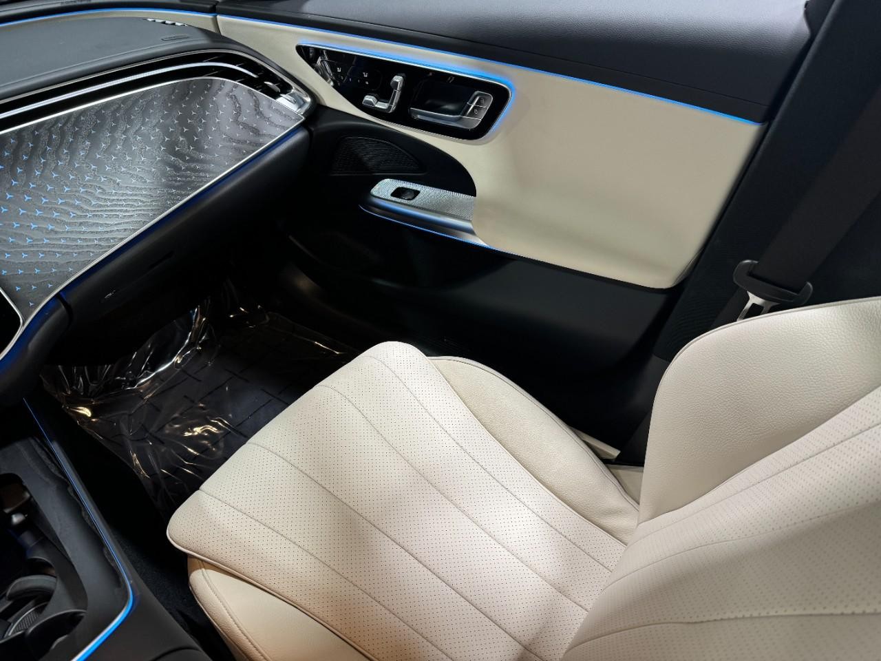 Mercedes-Benz E-Class Vehicle Full-screen Gallery Image 15