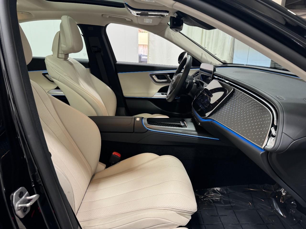 Mercedes-Benz E-Class Vehicle Full-screen Gallery Image 16