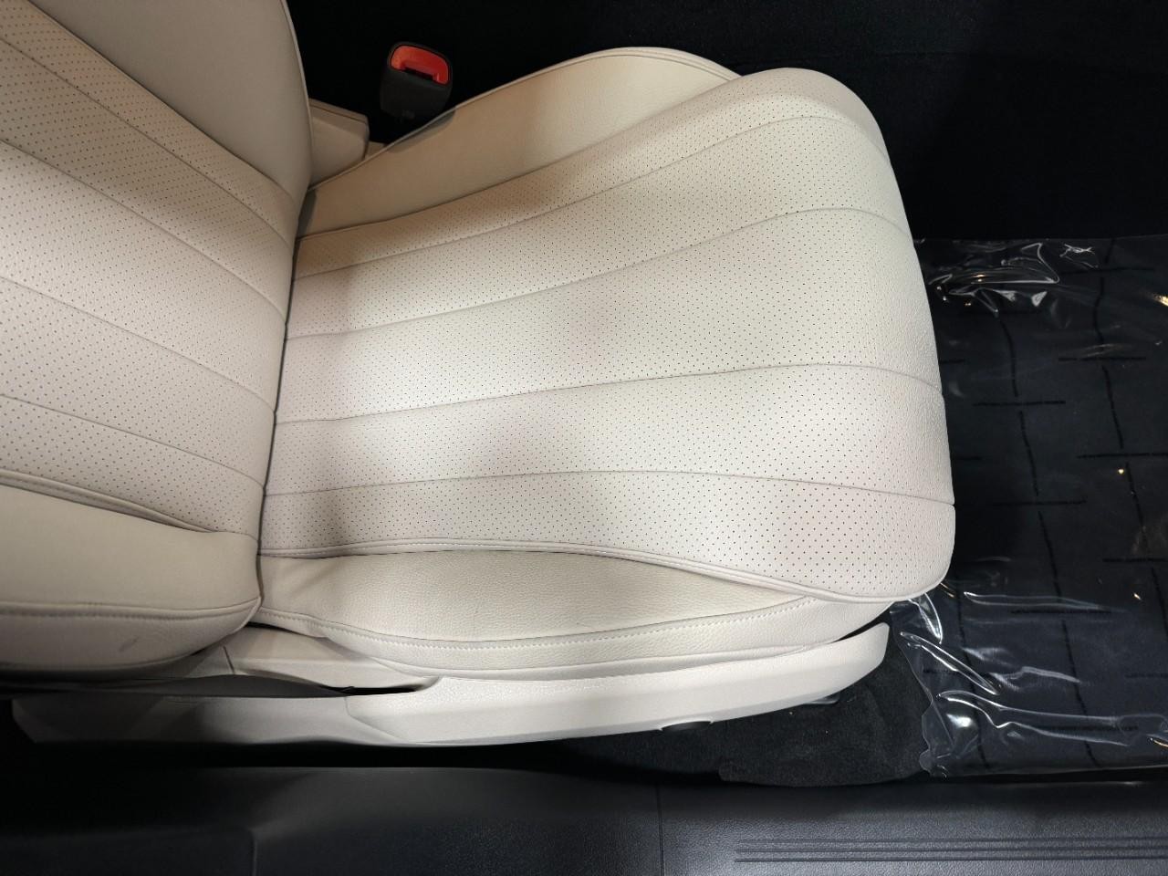 Mercedes-Benz E-Class Vehicle Full-screen Gallery Image 17