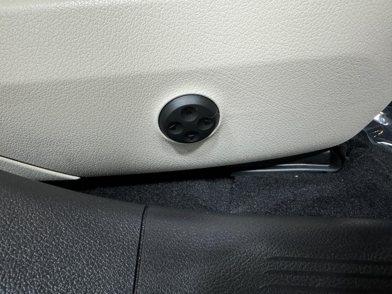 Mercedes-Benz E-Class Vehicle Full-screen Gallery Image 18