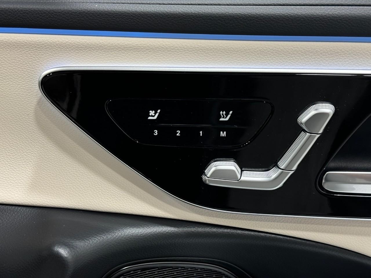 Mercedes-Benz E-Class Vehicle Full-screen Gallery Image 19