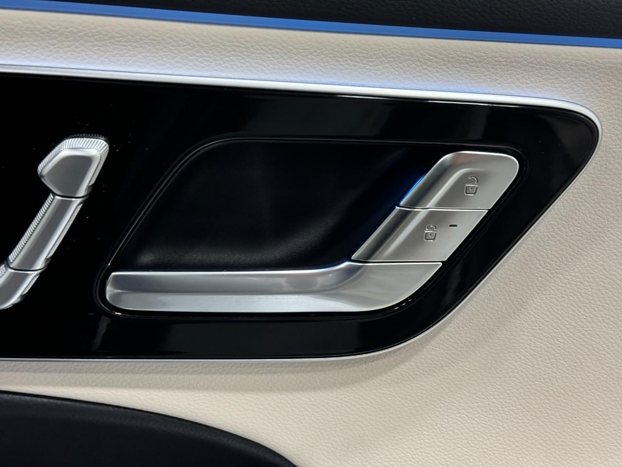 Mercedes-Benz E-Class Vehicle Full-screen Gallery Image 20