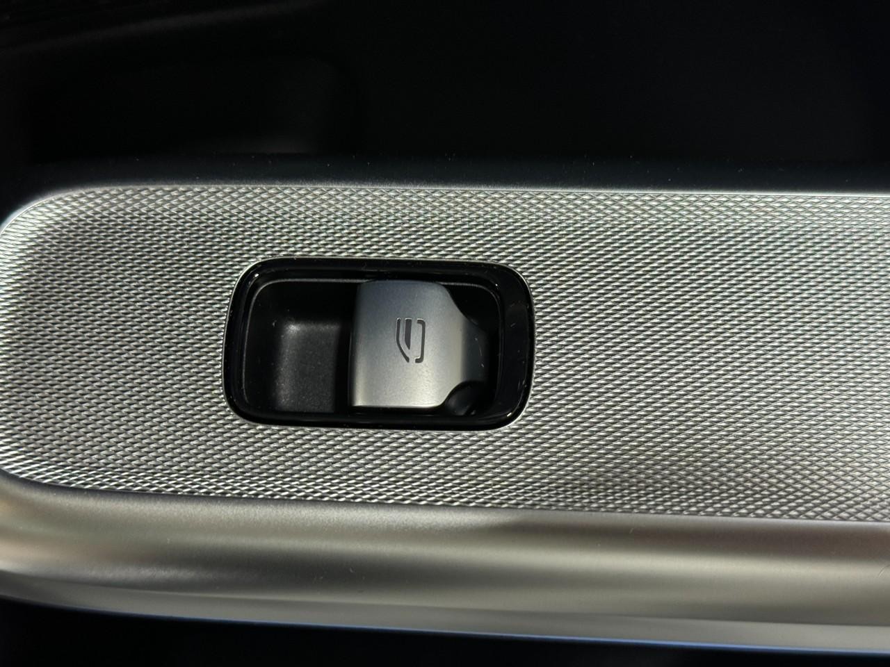 Mercedes-Benz E-Class Vehicle Full-screen Gallery Image 21