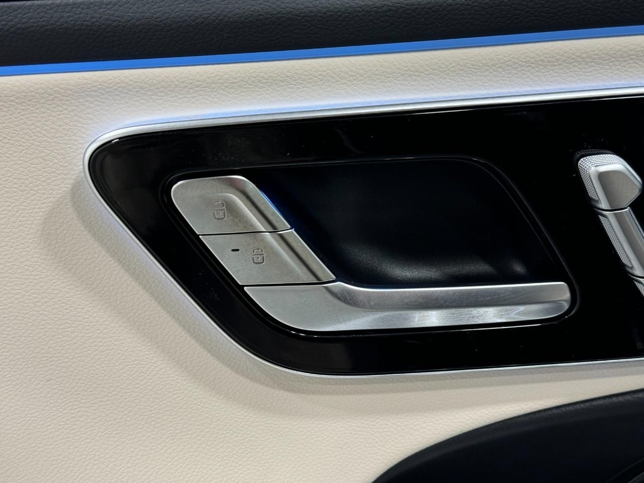 Mercedes-Benz E-Class Vehicle Full-screen Gallery Image 23