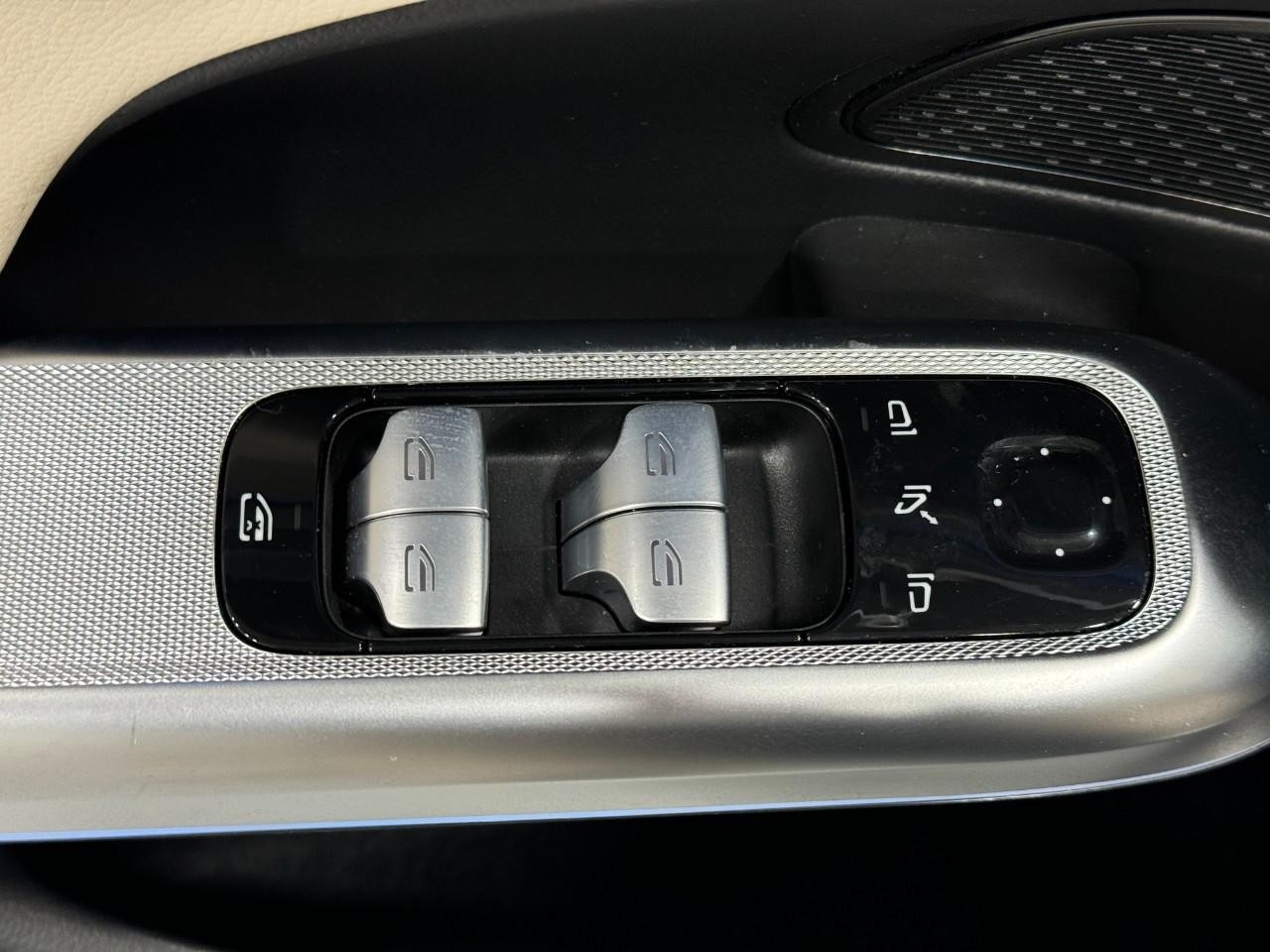 Mercedes-Benz E-Class Vehicle Full-screen Gallery Image 24