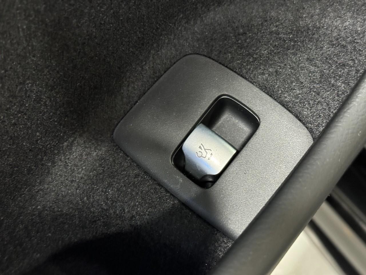 Mercedes-Benz E-Class Vehicle Full-screen Gallery Image 25