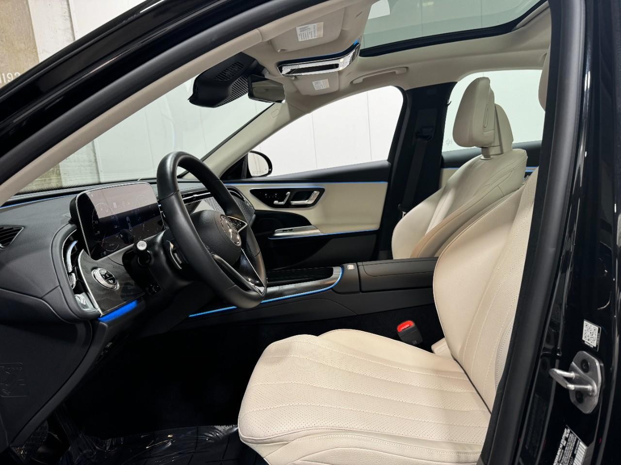 Mercedes-Benz E-Class Vehicle Full-screen Gallery Image 26