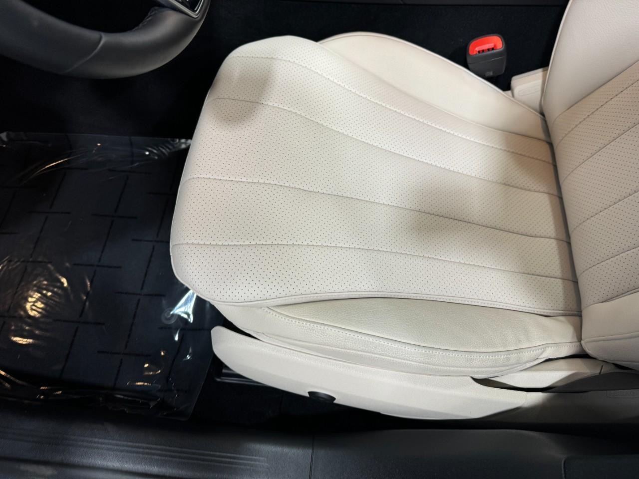 Mercedes-Benz E-Class Vehicle Full-screen Gallery Image 27