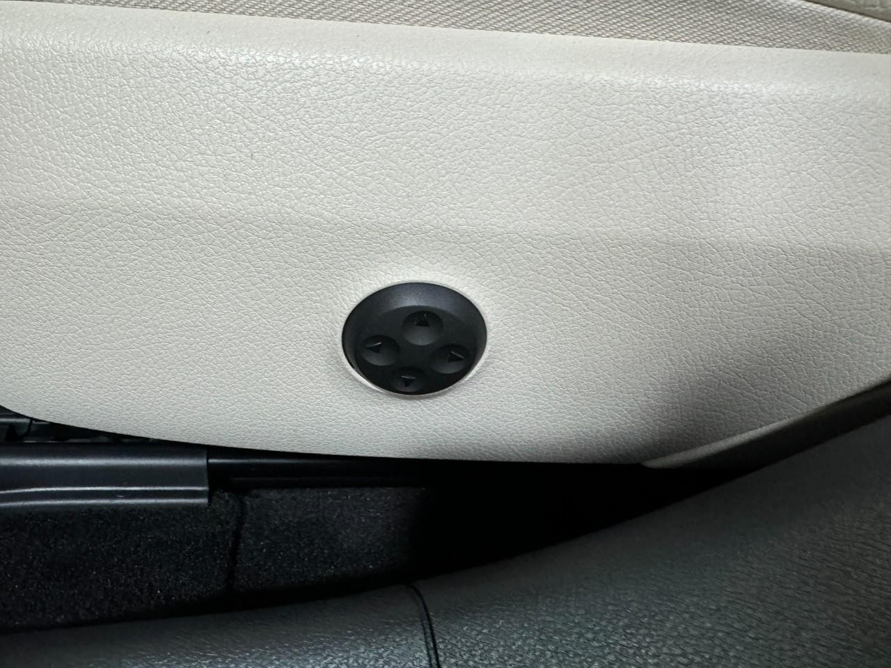 Mercedes-Benz E-Class Vehicle Full-screen Gallery Image 28