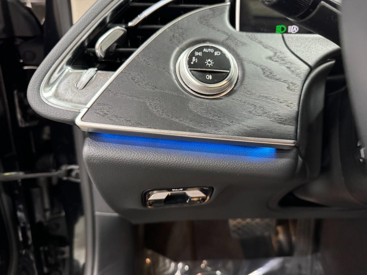 Mercedes-Benz E-Class Vehicle Full-screen Gallery Image 29