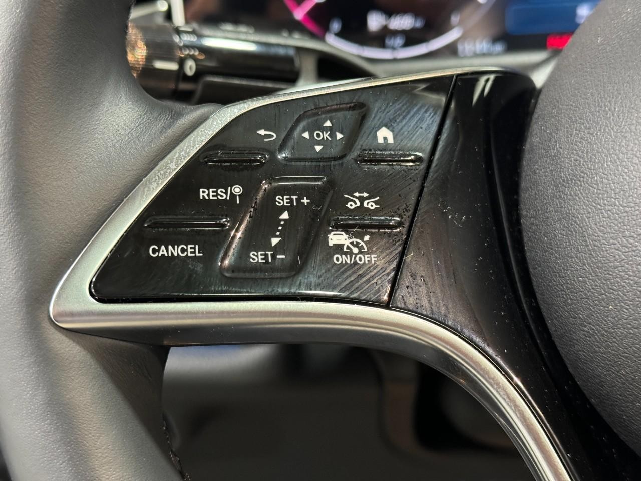 Mercedes-Benz E-Class Vehicle Full-screen Gallery Image 30