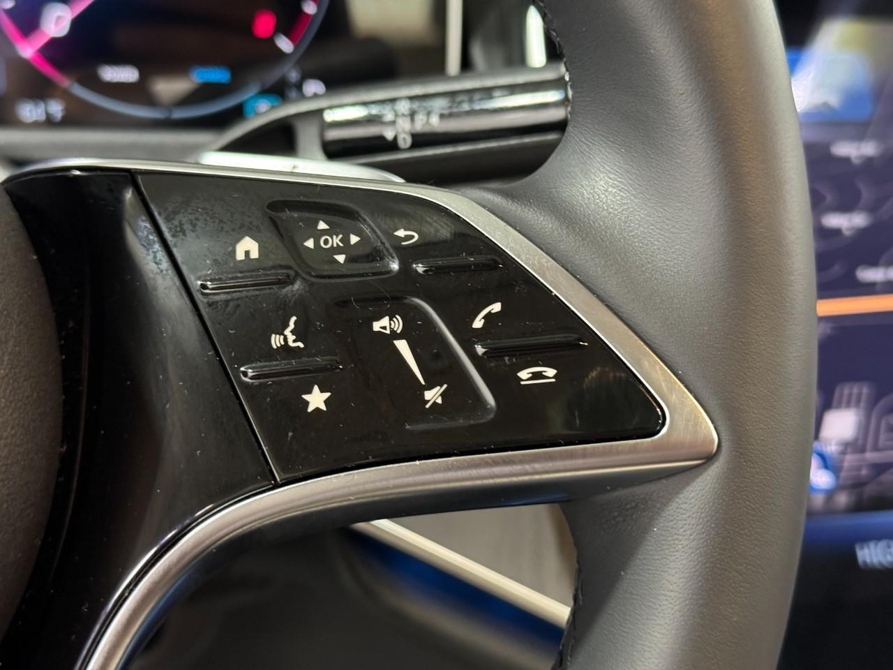 Mercedes-Benz E-Class Vehicle Full-screen Gallery Image 31