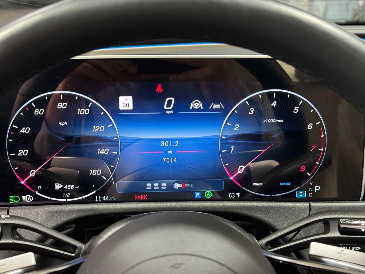 Mercedes-Benz E-Class Vehicle Full-screen Gallery Image 32