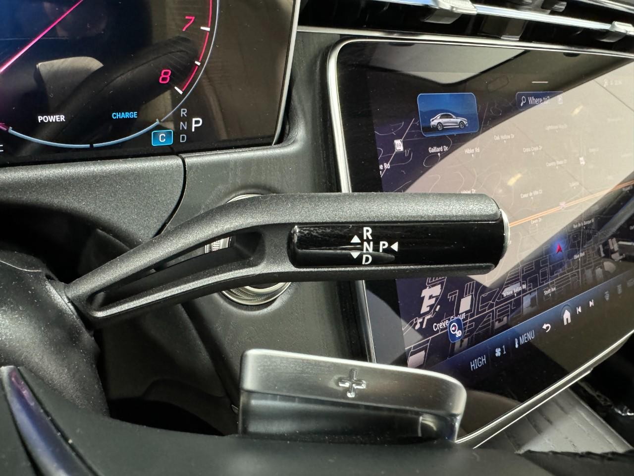 Mercedes-Benz E-Class Vehicle Full-screen Gallery Image 33