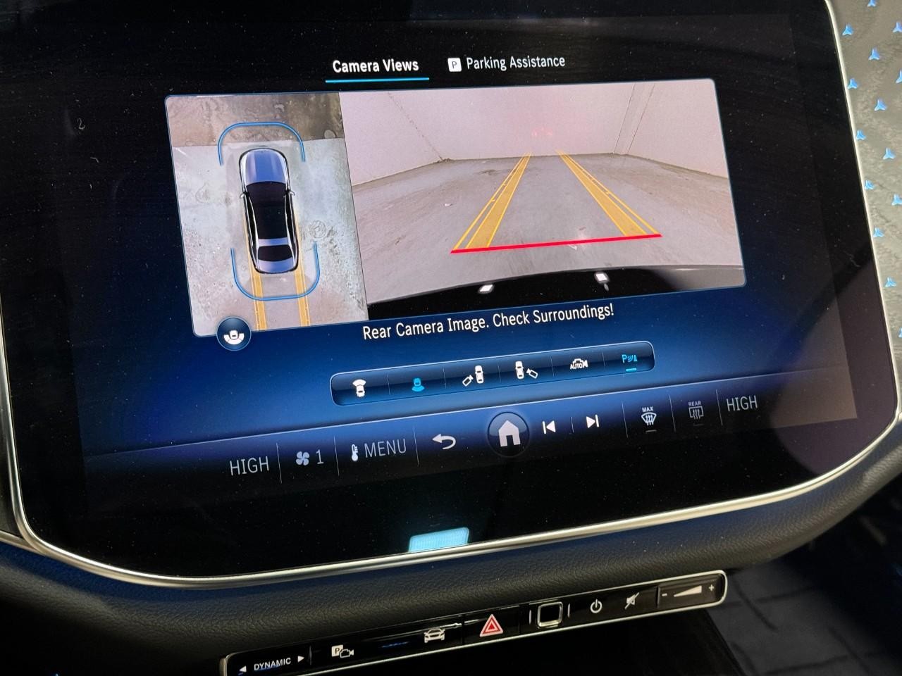 Mercedes-Benz E-Class Vehicle Full-screen Gallery Image 34