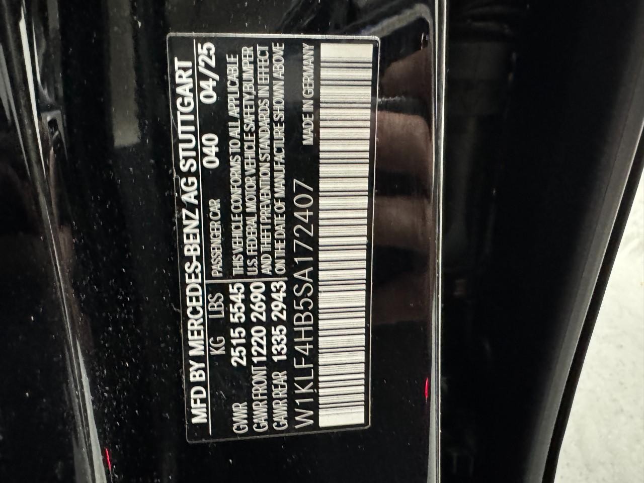 Mercedes-Benz E-Class Vehicle Full-screen Gallery Image 35